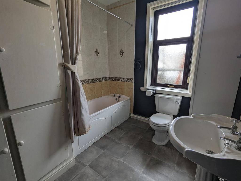 4 Bath.jpg
