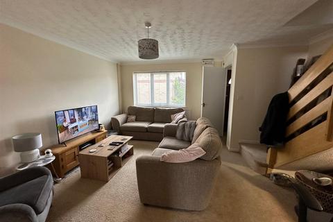 3 bedroom house to rent, Watermills Close, Andover