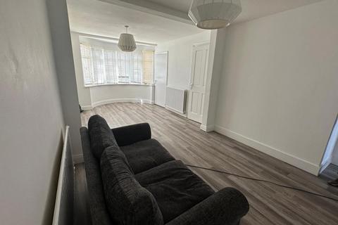 2 bedroom flat to rent, Brixham Crescent, Ruislip HA4
