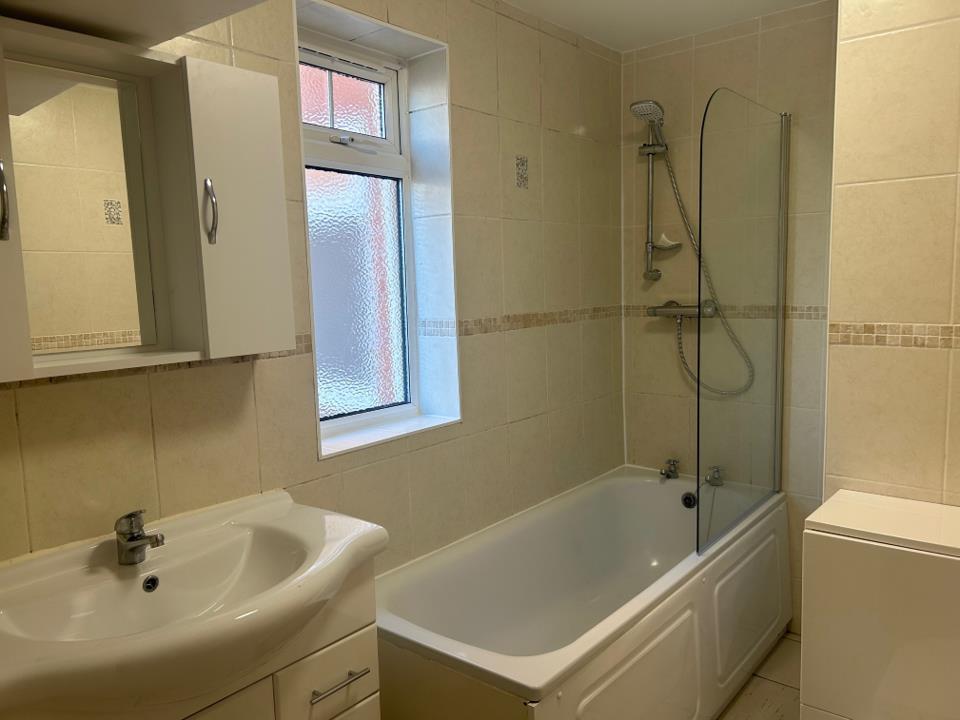 Brixham Crescent, Ruislip HA4 2 bed flat £1,625 pcm (£375 pw)
