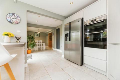 32 Thorncliffe View, Chapeltown, Sheffield, S35 3XU