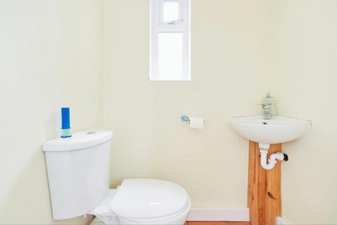 16 Cockshott Lane, Armley, Leeds, LS12 3QF