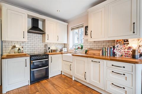 2 bedroom flat for sale, Leighton Gardens, London, NW10
