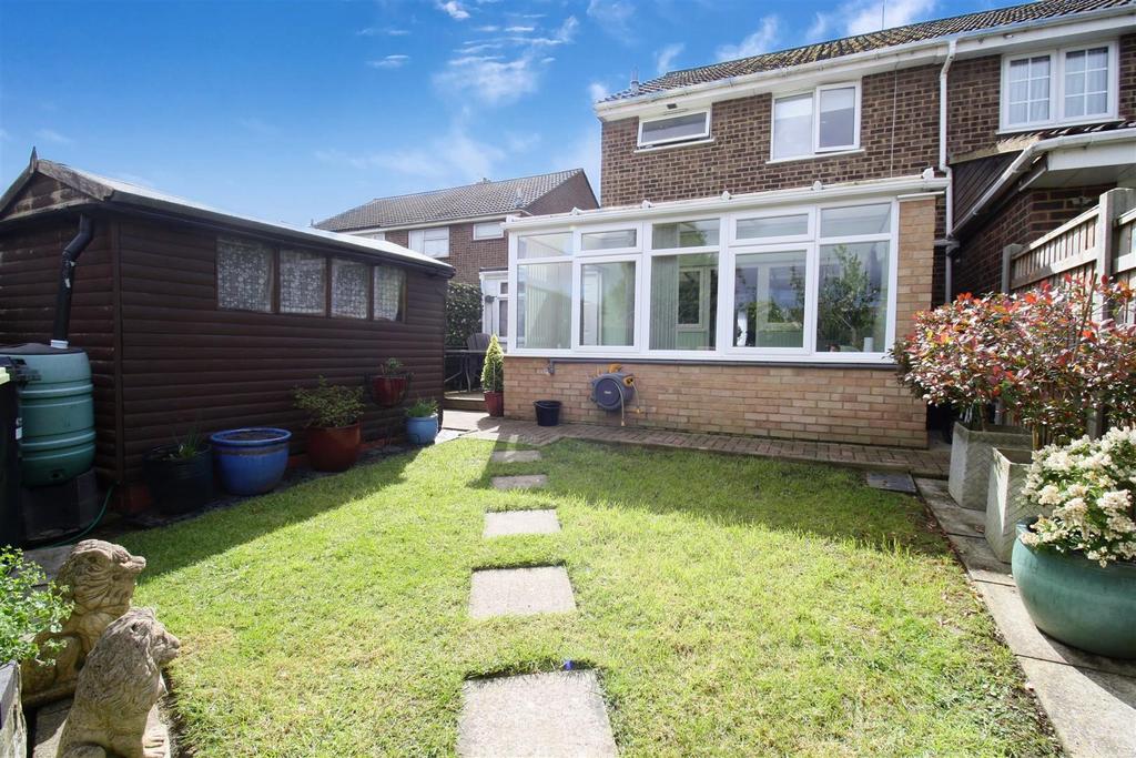 Hunter Drive, Bletchley, Milton Keynes 3 bed semidetached house for