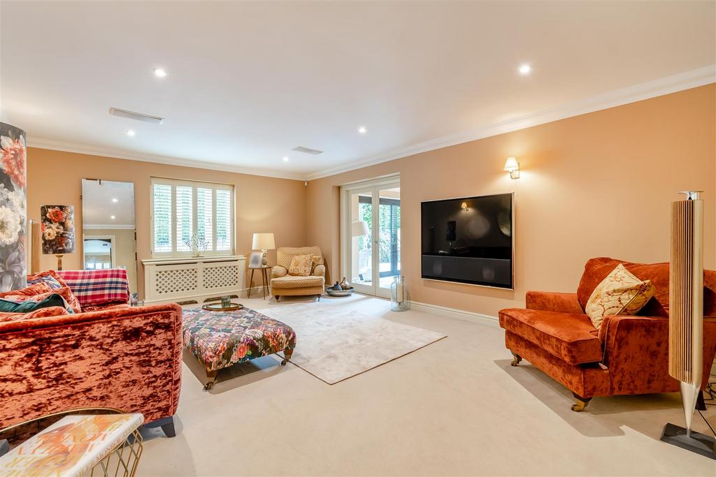 8591273-interior30.jpg