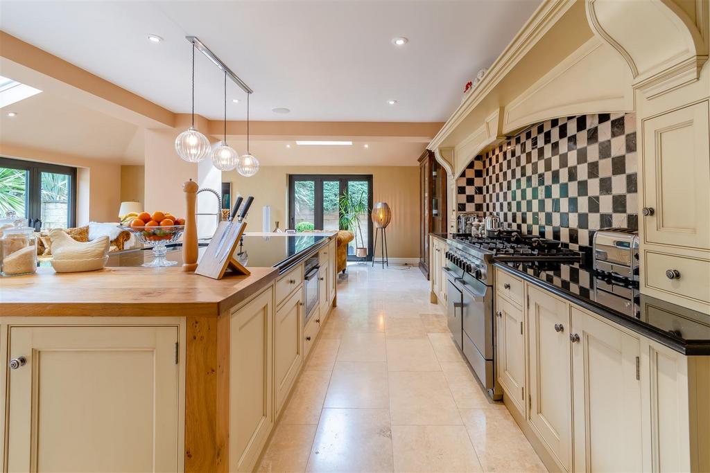 8591273-interior34.jpg