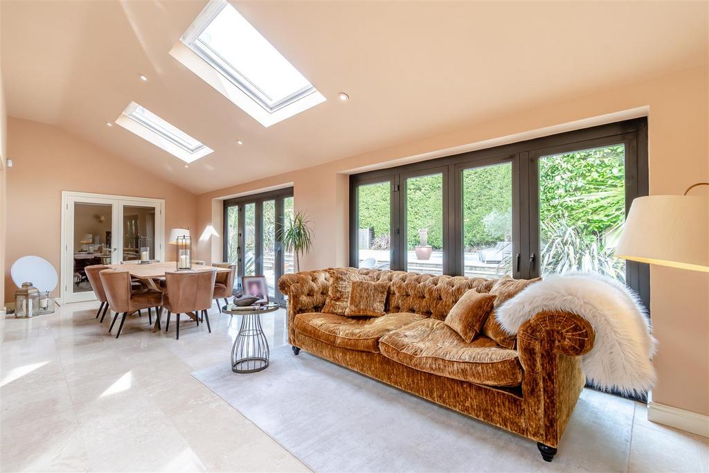 8591273-interior40.jpg