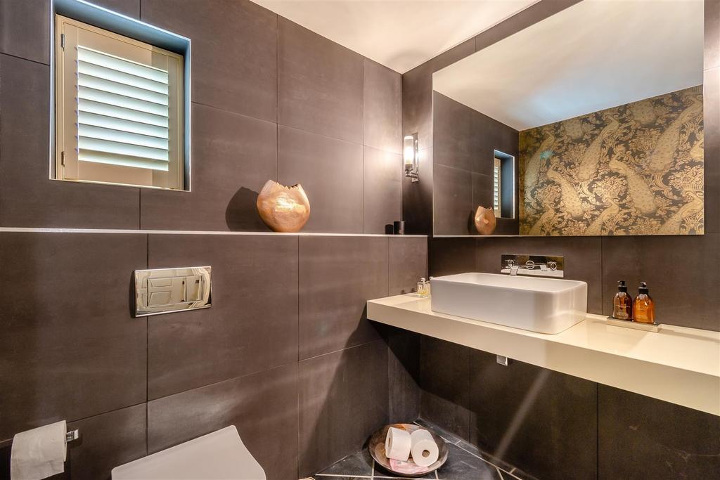 8591273-interior43.jpg