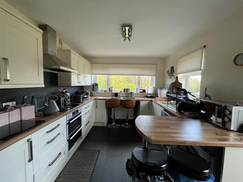 Kitchen/Breakfast Bar