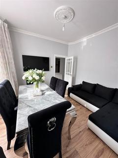 4 bedroom terraced house to rent, Holland Road, Stratford