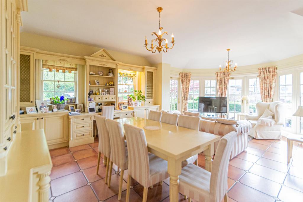 Kitchen / breakfast &amp; Family Room