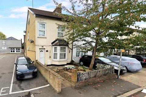 Hounslow - 3 bedroom end of terrace house to rent