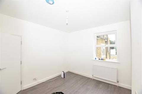 3 bedroom end of terrace house to rent, Pears Road, Hounslow