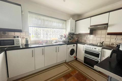 2 bedroom flat to rent, St. Christophers Close, Isleworth