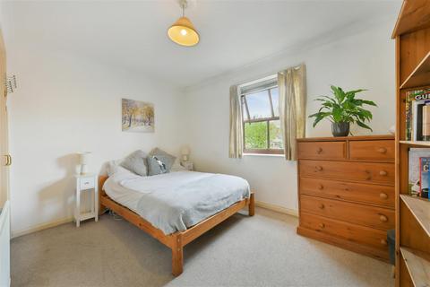 202, Gladstone Court Gladstone Road, London, SW19 1PX