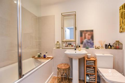 15 Dover Road, Tadworth, KT20 5FN