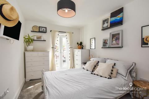 15 Dover Road, Tadworth, KT20 5FN