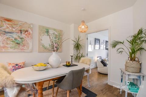 15 Dover Road, Tadworth, KT20 5FN