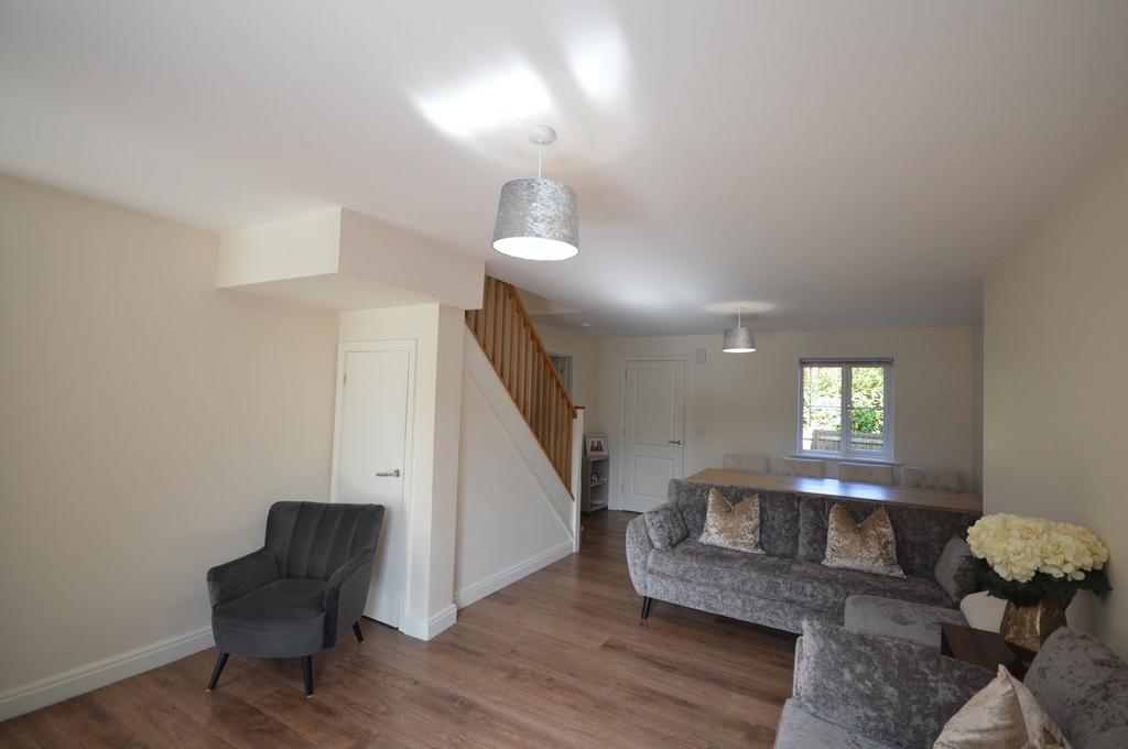 School Lane, Great Leighs... 4 bed terraced house £1,950 pcm (£450 pw)