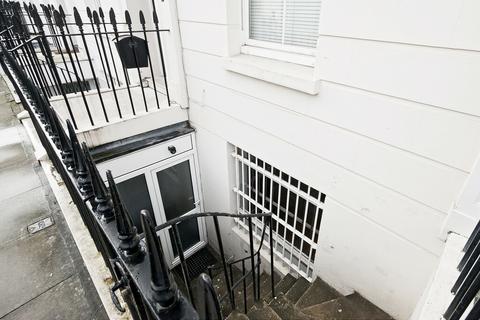 Studio to rent, Westmoreland Terrace, Pimlico, SW1V
