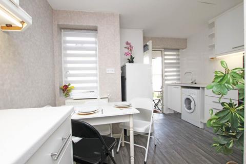 2 bedroom flat for sale, South Street, Eastbourne, BN21 4LD