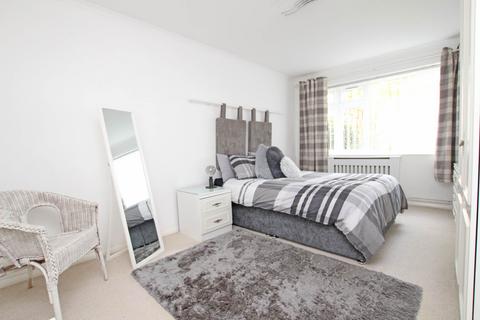 2 bedroom flat for sale, South Street, Eastbourne, BN21 4LD