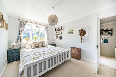 6 Heather Close, Farnham, GU9 8SD