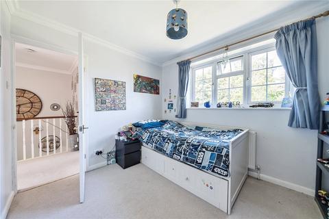 6 Heather Close, Farnham, GU9 8SD