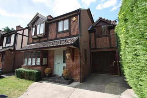 4 bedroom detached house to rent, Westermain, New Haw, KT15 3AT