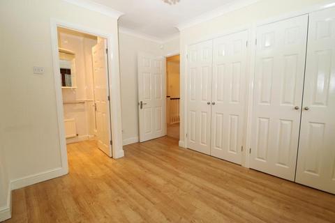 4 bedroom detached house to rent, Westermain, New Haw, KT15 3AT