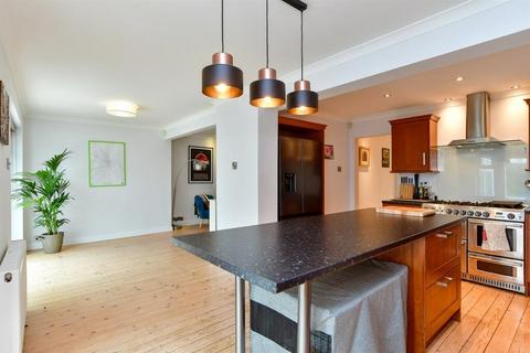 4 bedroom semi-detached house to rent, Donnington Road Brighton BN2
