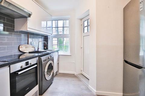 2 bedroom flat to rent, West Barnes Lane, New Malden