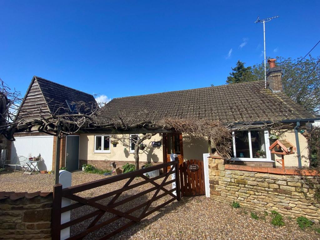 Rectory Lane, Holcot, Northampton NN6 9SR 3 bed detached bungalow for