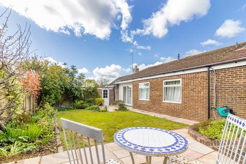 3 bedroom detached bungalow to rent, Sun Hill Crescent, Alresford, Hampshire, SO24
