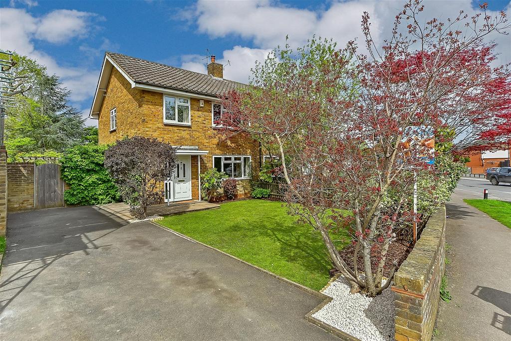 Wallis Avenue, Maidstone, Kent 3 bed semidetached house for sale £