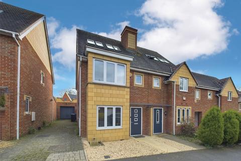 4 bedroom semi-detached house for sale, Kennedy Avenue, High Wycombe