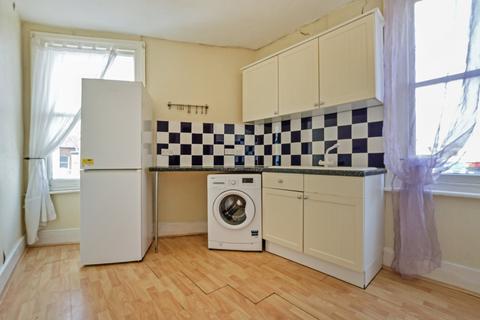 2 bedroom maisonette to rent, Broadway, Knaphill, Woking, Surrey, GU21