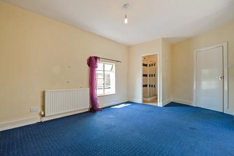 2 bedroom maisonette to rent, Broadway, Knaphill, Woking, Surrey, GU21