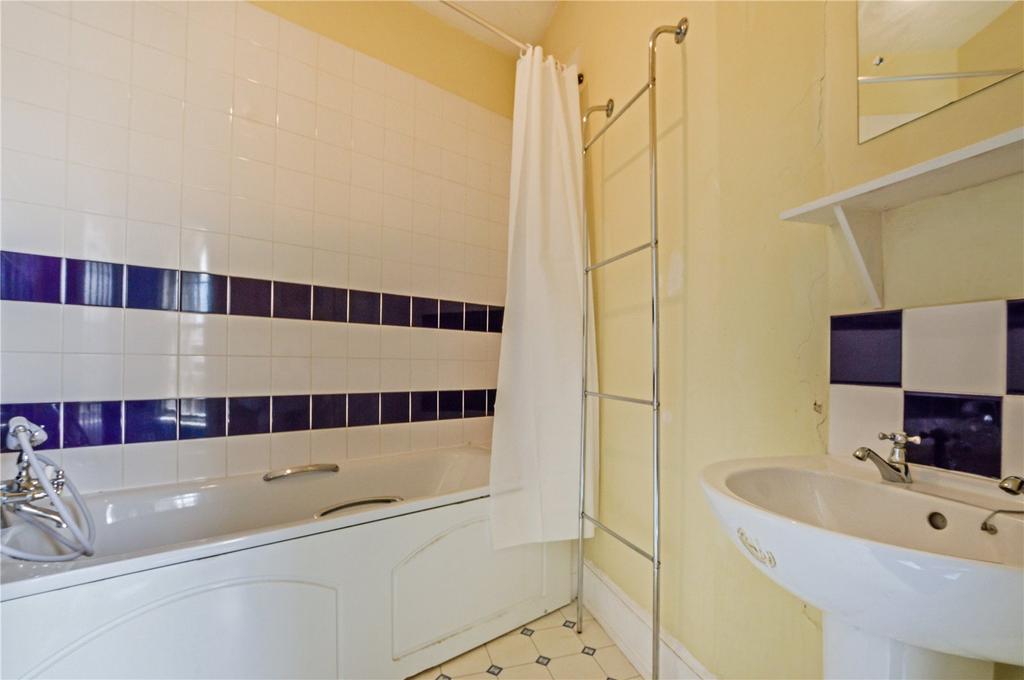 En-Suite Bath Rm