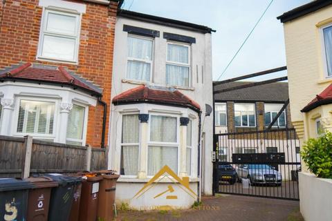 3 bedroom end of terrace house for sale, Gosport Road, London E17