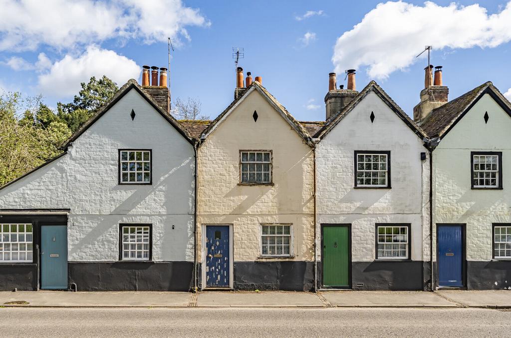 Anstey Road, Alton, Hampshire, GU34 2 bed terraced house for sale £