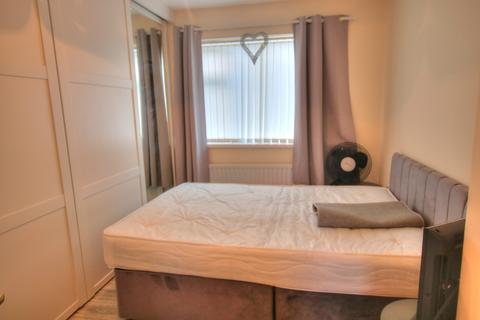 2 bedroom flat to rent, Lupin Close, Chapel Park, Newcastle upon Tyne, NE5