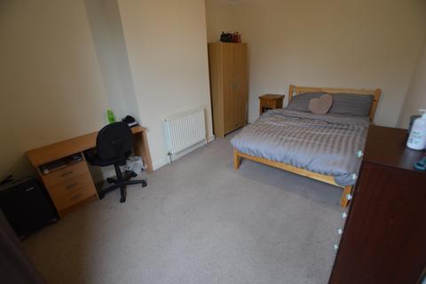 4 bedroom end of terrace house to rent, Cliff Mount, Leeds LS6