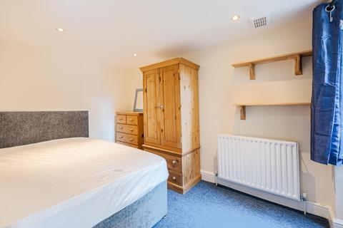 2 bedroom flat to rent, North Street, London SW4