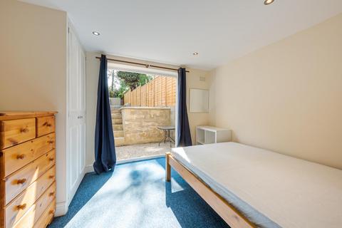 2 bedroom flat to rent, North Street, London SW4