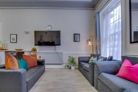 17 bedroom house share to rent, St James's Street