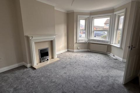 3 bedroom flat to rent, Poole Road, Upton