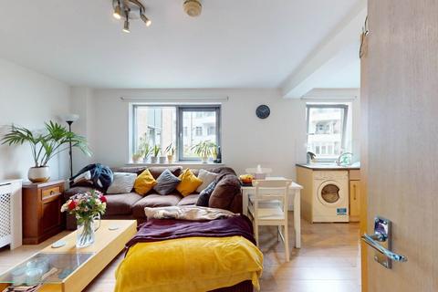 2 bedroom flat to rent, Balham High Road, London, SW17