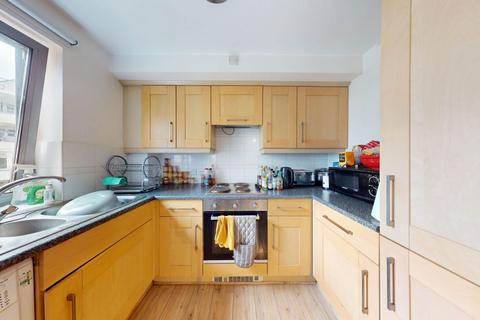2 bedroom flat to rent, Balham High Road, London, SW17