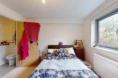 2 bedroom flat to rent, Balham High Road, London, SW17